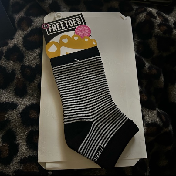 NWT FREE TOES Toeless SOCKS Flip Flop YOGA Exercise PEDICURES Set of 2 - Picture 4 of 6